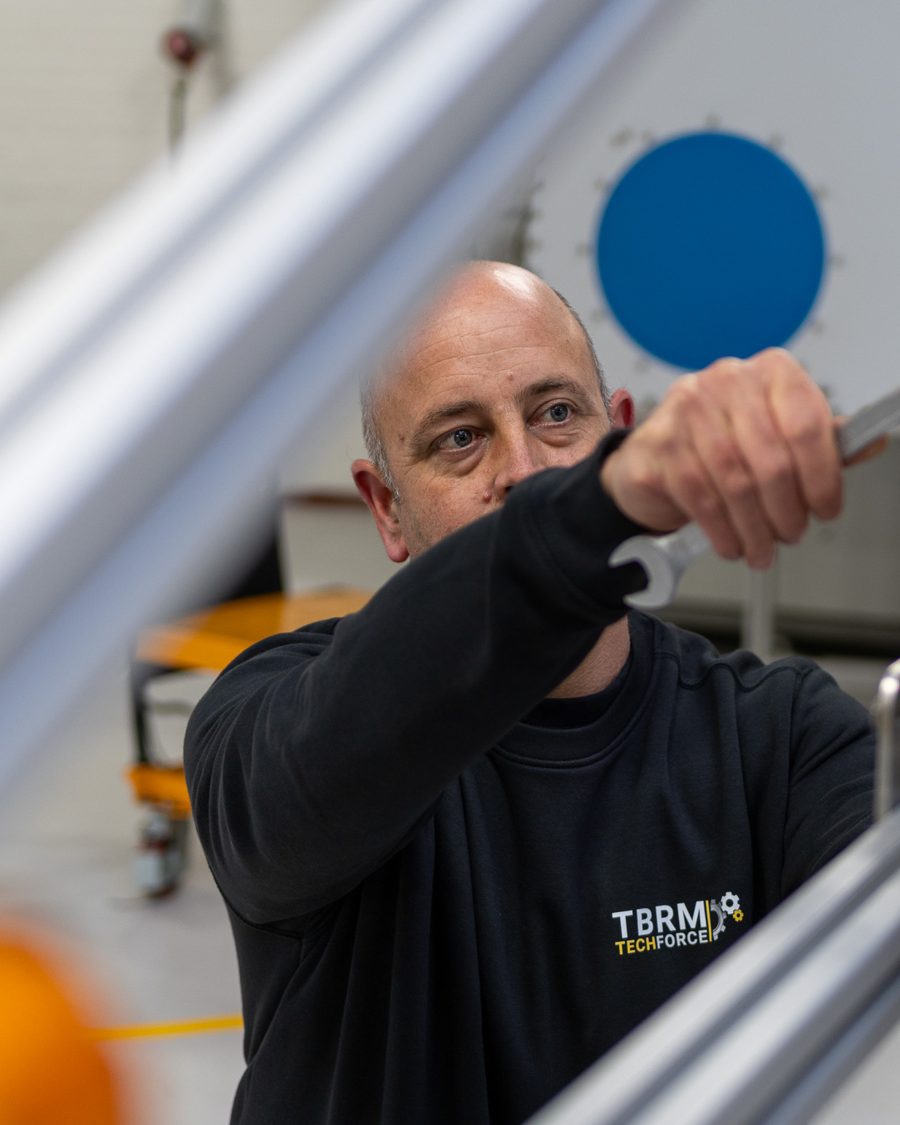 Monteur van TBRM TechForce aan het werk