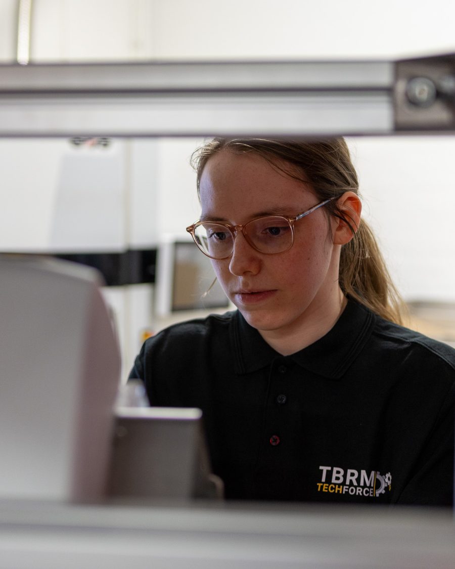 Monteur van TBRM TechForce aan het werk