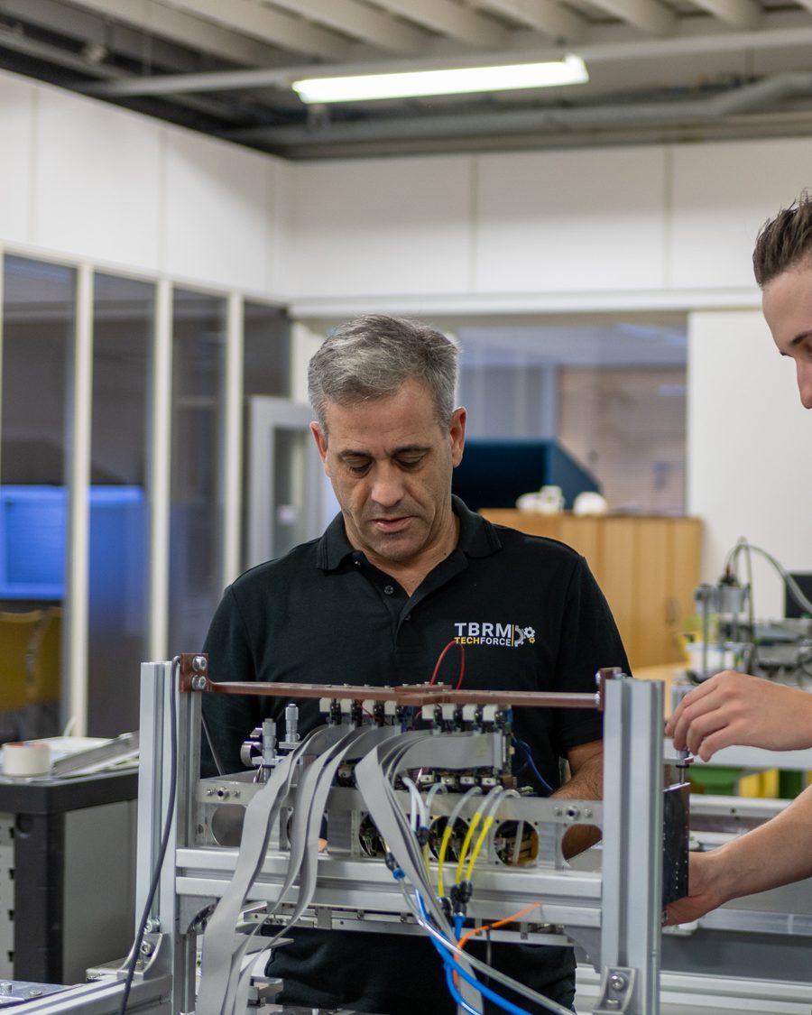 Monteur van TBRM TechForce aan het werk